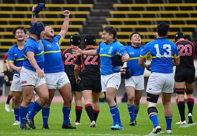 ５年ぶりの栄冠に輝き、歓喜の雄たけびを上げる関学フィフティーン＝ユニバー記念競技場（撮影・秋山亮太）