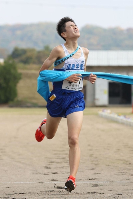 １位でゴールする男子・須磨学園のアンカー八澤輝人＝８日午後、丹波篠山市（撮影・吉田敦史）