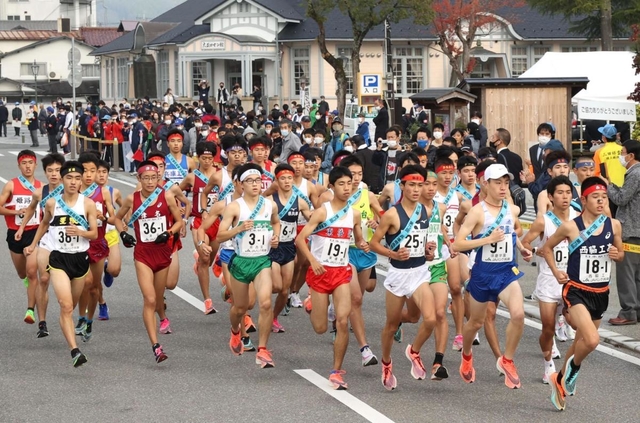 勢いよくスタートする男子の選手たち＝８日午前、丹波篠山市北新町（撮影・吉田敦史）