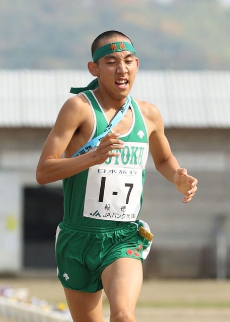 ２位でフィニッシュする男子・報徳のアンカー島津太一（撮影・吉田敦史）