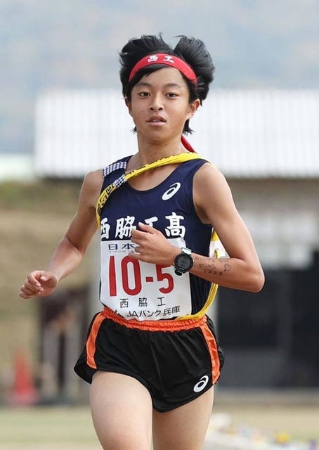 ２位でフィニッシュする女子・西脇工のアンカー井沢奈甫（撮影・吉田敦史）