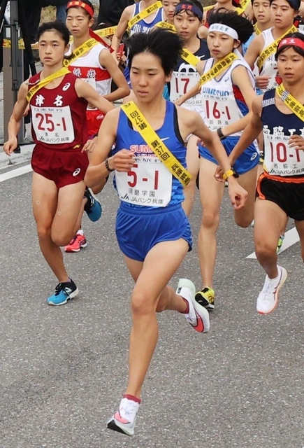 スタート直後から先頭に立つ女子・須磨学園の１区土井葉月（撮影・吉田敦史）