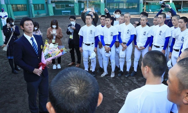 母校の神戸国際大付高を訪れ、後輩たちに助言する亜大の平内龍太投手（左）＝神戸市垂水区の同校（撮影・鈴木雅之）
