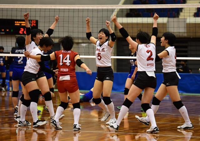 女子決勝・氷上-常盤　優勝を果たし歓喜に沸く氷上の選手たち