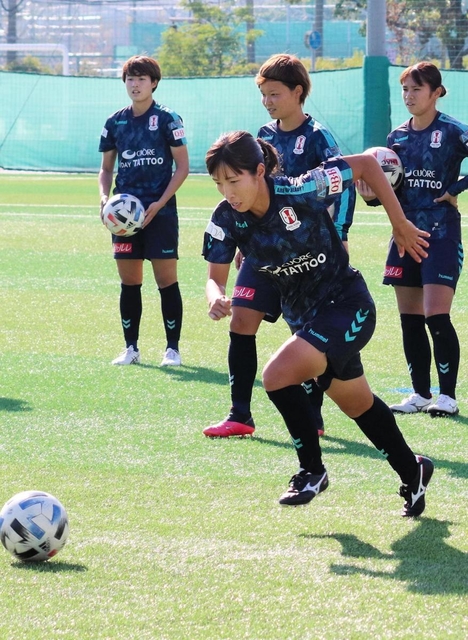 ドリブル練習をするＩＮＡＣ神戸の中島（手前）