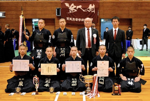 男子団体で５連覇を果たした育英の選手ら