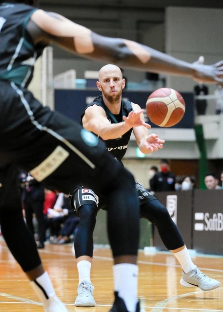 西宮-熊本　第４クオーター、ゴール下にパスを出す西宮のルオフ（Ｃ）B.LEAGUE