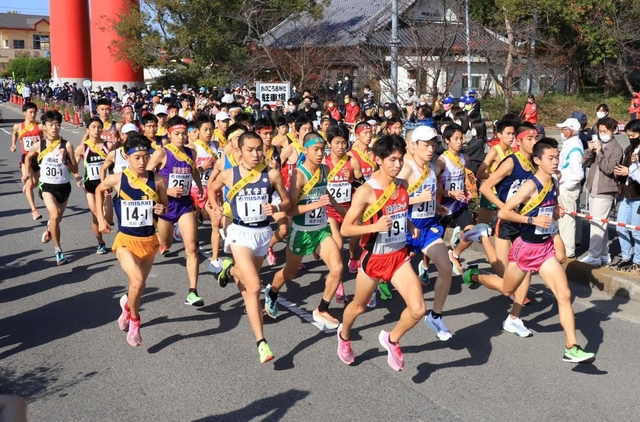 勢いよくスタートする男子１区の選手たち＝２２日午前、南あわじ市、おのころ島神社前（撮影・斎藤雅志）