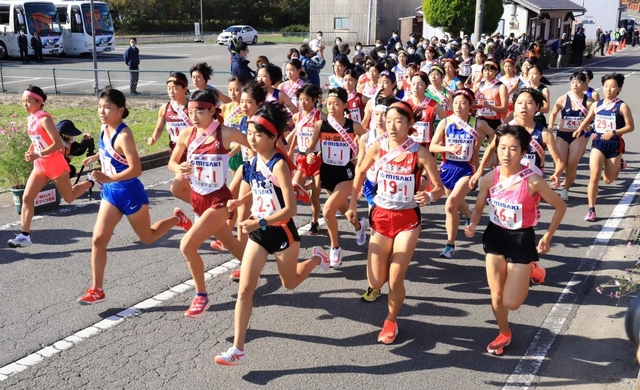 一斉にスタートする女子１区の選手たち＝２２日午前、南あわじ市、おのころ島神社前（撮影・斎藤雅志）