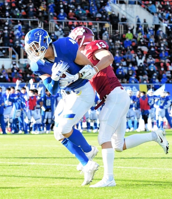 関学大-立命大　第２Ｑ、関学大のＱＢ奥野からのＴＤパスをキャッチする鈴木＝万博記念競技場（撮影・後藤亮平）