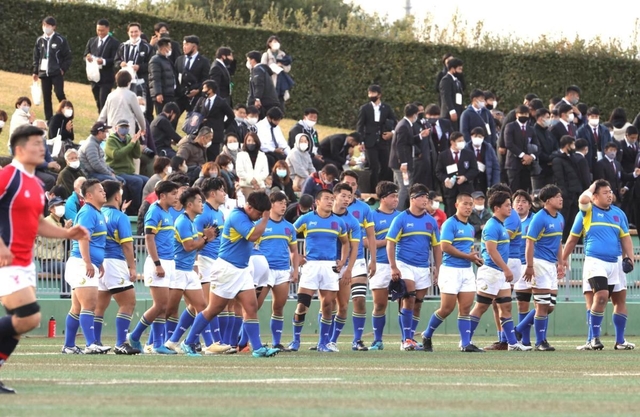 京産大に敗れ、肩を落とす関学大フィフティーン＝京都市宝が池球技場（撮影・吉田敦史）