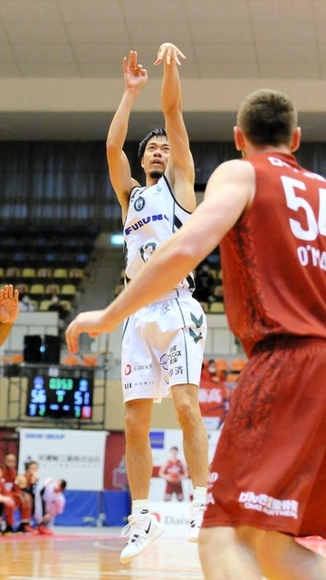 奈良-西宮　第３クオーター、シュートを決める西宮の道原（Ｃ）B.LEAGUE