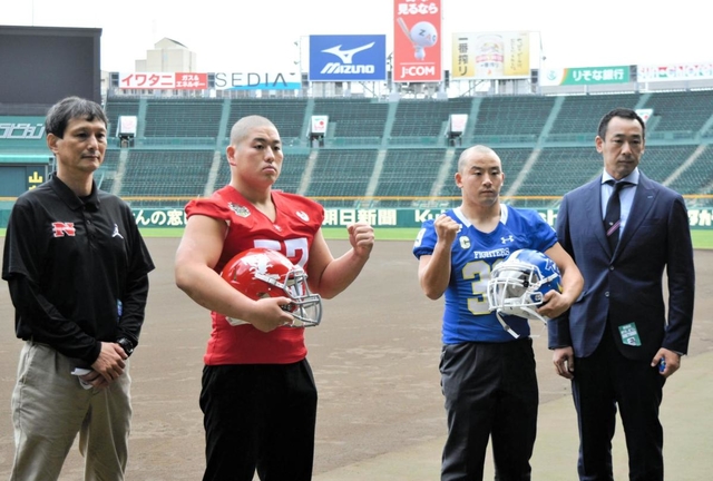 甲子園ボウルを前に健闘を誓った（右から）関学大の大村和輝監督、鶴留輝斗主将、日大の伊東慧太主将、橋詰功監督＝甲子園球場