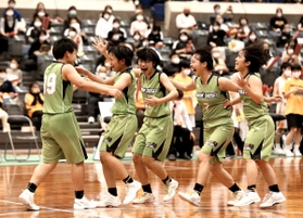 女子決勝で神戸龍谷に競り勝ち、喜びを爆発させる三田松聖の選手たち（撮影・吉田敦史）