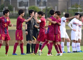 滝川第二-神戸弘陵　決勝進出を決め喜び合う神戸弘陵イレブン＝アスパ五色（撮影・秋山亮太）