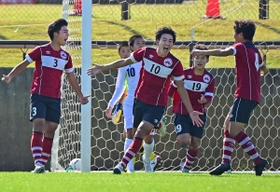 三田学園-報徳　前半、先制ゴールに喜びを爆発させる永井（３）や長野（10）ら三田学園イレブン（撮影・秋山亮太）