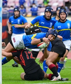 関学-報徳　前半、中央にトライを決める関学の甲斐＝ユニバー記念競技場（撮影・秋山亮太）