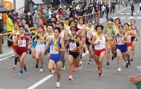 一斉にスタートする女子の選手たち＝８日午前、丹波篠山市北新町（撮影・吉田敦史）