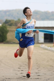 １位でゴールする男子・須磨学園のアンカー八沢輝人＝８日午前、丹波篠山市（撮影・吉田敦史）
