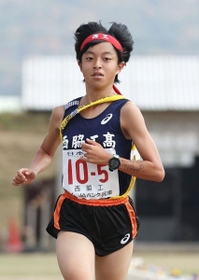 ２位でフィニッシュする女子・西脇工のアンカー井沢奈甫（撮影・吉田敦史）