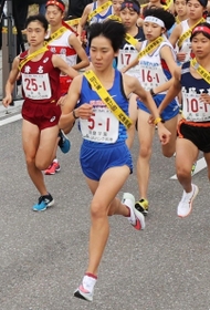 スタート直後から先頭に立つ女子・須磨学園の１区土井葉月（撮影・吉田敦史）