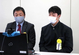 オンラインで抽選に参加する神戸弘陵の谷純一監督（左）と木谷亮太主将＝神戸市中央区、サンテレビ