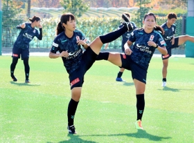 練習で体をほぐすＩＮＡＣ神戸の中島（左）と川澄＝神戸市東灘区、神戸レディースフットボールセンター