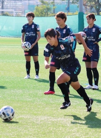 ドリブル練習をするＩＮＡＣ神戸の中島（手前）