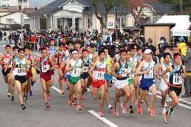 勢いよくスタートする男子１区の選手たち＝８日午前、丹波篠山市（撮影・吉田敦史）