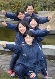 兵庫県大会女子で過去最高４位に入った津名の（手前から）田中心渚、山崎瑛里菜、杉浦華、山口知里、本多万里菜＝丹波篠山市の篠山鳳鳴高（撮影・吉田敦史）