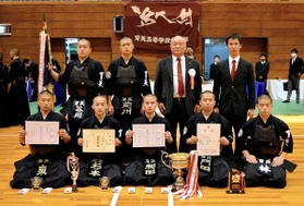 男子団体で５連覇を果たした育英の選手ら