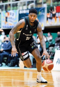 西宮-熊本　第１クオーター、ドリブルで切り込む西宮のジョーンズ