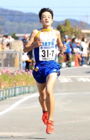 追撃及ばず３位に終わった男子・須磨学園のアンカー八沢輝人（撮影・斎藤雅志）