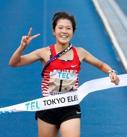 　２年連続３度目の優勝を決め、笑顔でゴールする日本郵政グループのアンカー・大西ひかり＝弘進ゴムアスリートパーク仙台