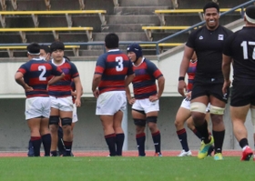 天理大の猛攻を受け、肩を落とす関学大フィフティーン