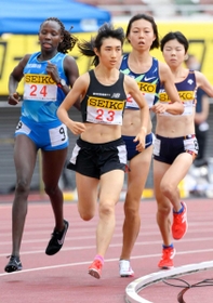 セイコー・ゴールデングランプリ女子１５００メートルで４分５秒２７の日本新記録を樹立した田中希実（手前）＝８月２３日、国立競技場