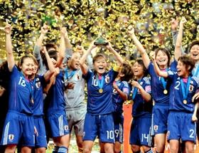 サッカー女子Ｗ杯で初優勝し、トロフィーを掲げる日本代表メンバー。女性活躍を印象づけた＝２０１１年７月
