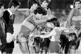 日本との親善試合前、ディエゴ・マラドーナに花束を渡す女の子＝１９８２年１月、神戸市立中央球技場