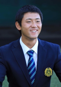母校で抱負を語る平内龍太＝神戸市垂水区（撮影・鈴木雅之）