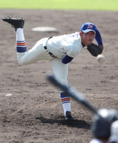 神戸国際大付高時代の平内龍太投手。春夏ともに甲子園には届かなかった＝２０１５年９月