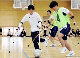 つえを使ったアンプティサッカー。男子生徒らが挑戦した＝神戸市兵庫区会下山町３、神港橘高校