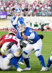 関学大-立命大　試合終了直前のラストプレーで逆転のＦＧを決めた関学の永田（１６）＝万博記念陸上競技場（撮影・後藤亮平）