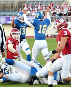 第４Ｑ、残り３秒で逆転ＦＧを決め、両手を上げて喜ぶ永田（１６）ら関学大のメンバー（撮影・後藤亮平）