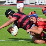 報徳-神戸科技　後半、タックルを受けながらもトライを決める報徳の西崎＝神戸市須磨区、ユニバー記念競技場（撮影・秋山亮太）