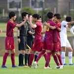 滝川第二-神戸弘陵　決勝進出を決め喜び合う神戸弘陵イレブン＝アスパ五色（撮影・秋山亮太）