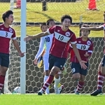 三田学園-報徳　前半、先制ゴールに喜びを爆発させる永井（３）や長野（10）ら三田学園イレブン（撮影・秋山亮太）