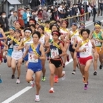 一斉にスタートする女子の選手たち＝８日午前、丹波篠山市北新町（撮影・吉田敦史）
