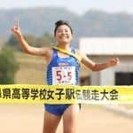 １位でゴールする女子・須磨学園のアンカー石松愛朱加＝８日午前、丹波篠山市（撮影・吉田敦史）