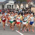 勢いよくスタートする男子の選手たち＝８日午前、丹波篠山市北新町（撮影・吉田敦史）