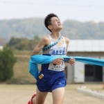 １位でゴールする男子・須磨学園のアンカー八沢輝人＝８日午前、丹波篠山市（撮影・吉田敦史）